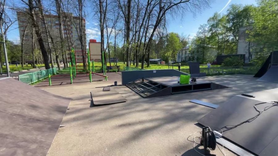 В Ярославле скейт-площадку на улице Жукова ремонтируют сами спортсмены