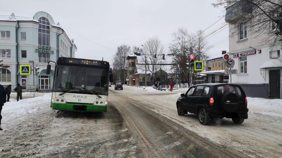 В Рыбинске пенсионерка упала в автобусе и оказалась в больнице