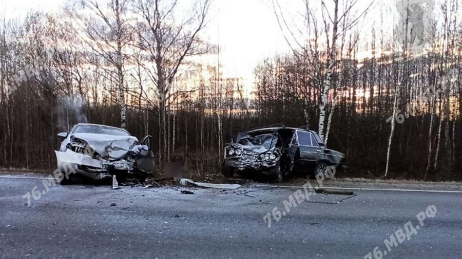 В Ярославской области в столкновении легковушек погиб водитель