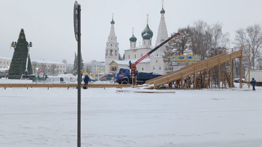 На Советской площади в Ярославле начали устанавливать всесезонную горку