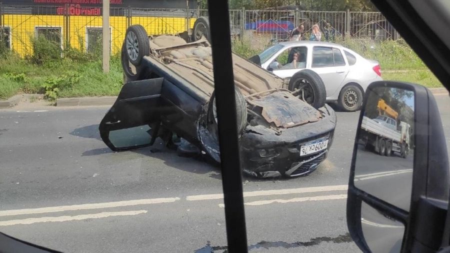 В Ярославле на окружной дороге в результате ДТП перевернулся автомобиль