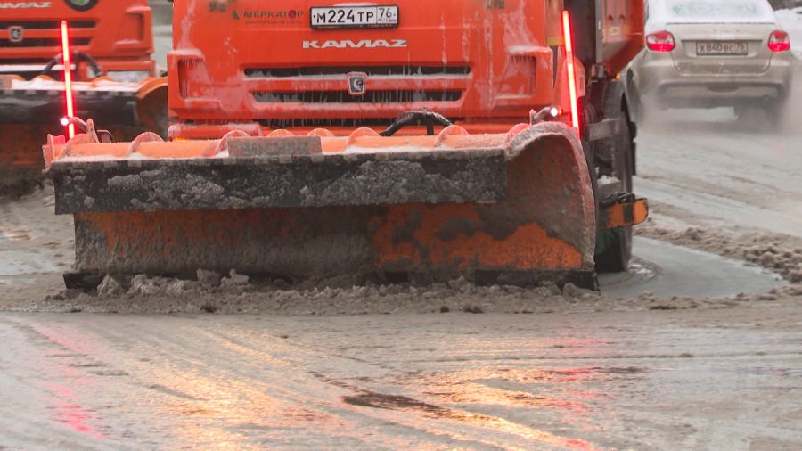 К уборке снега с ярославских дорог привлекли более 270 единиц спецтехники