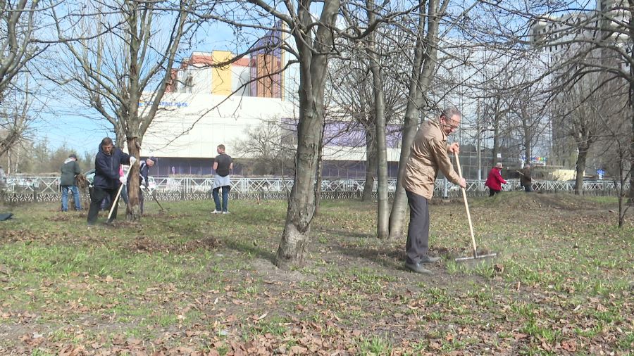 В Ярославле провели генеральную уборку вокруг памятника в честь 100-летия ВЛКСМ