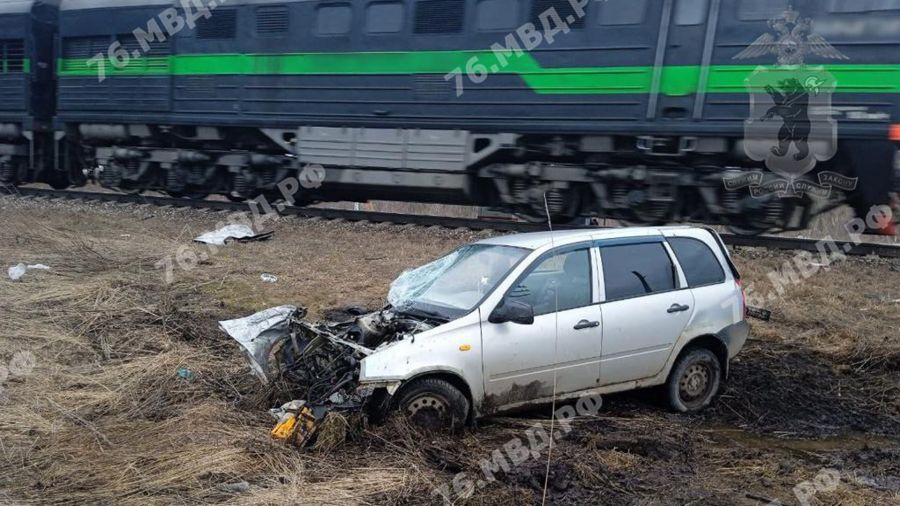 В Ярославской области столкнулись легковушка и поезд, погибли двое