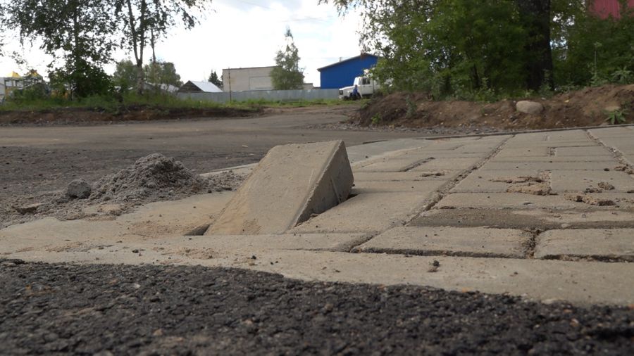 В поселке Костино Рыбинского района под угрозой срыва находится благоустройство двора