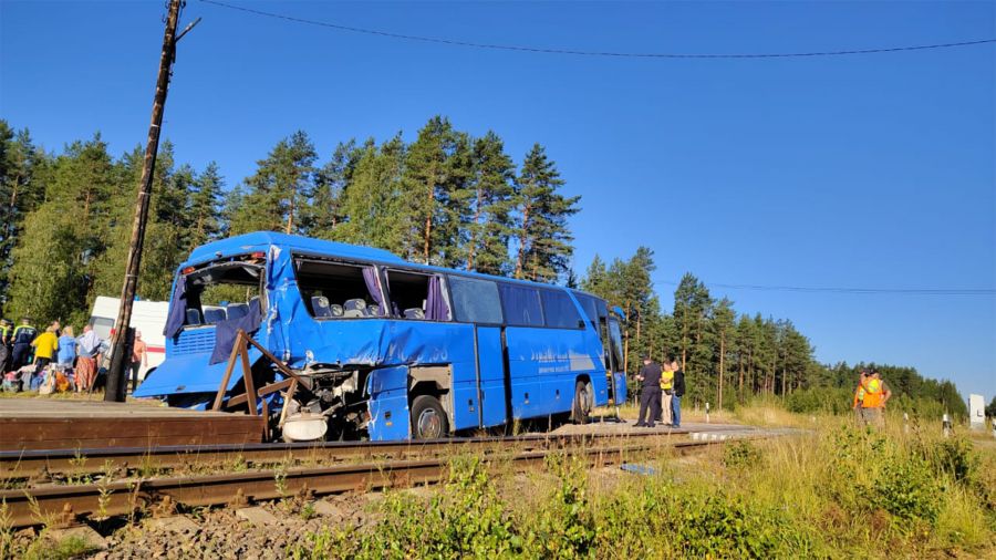 В столкновении автобуса и поезда погибла жительница Тутаева