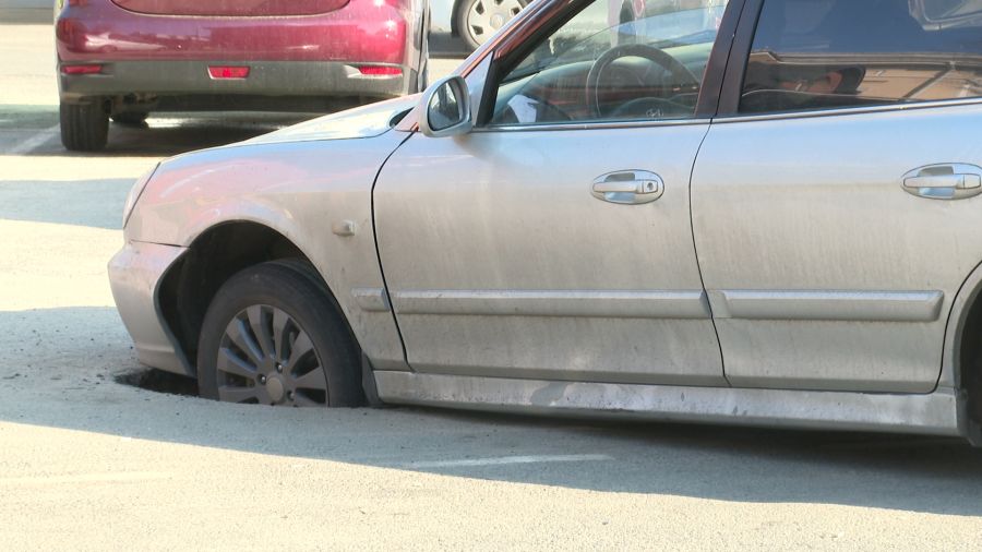 В дорожной ловушке в центре Ярославля оказались сразу несколько автомобилей