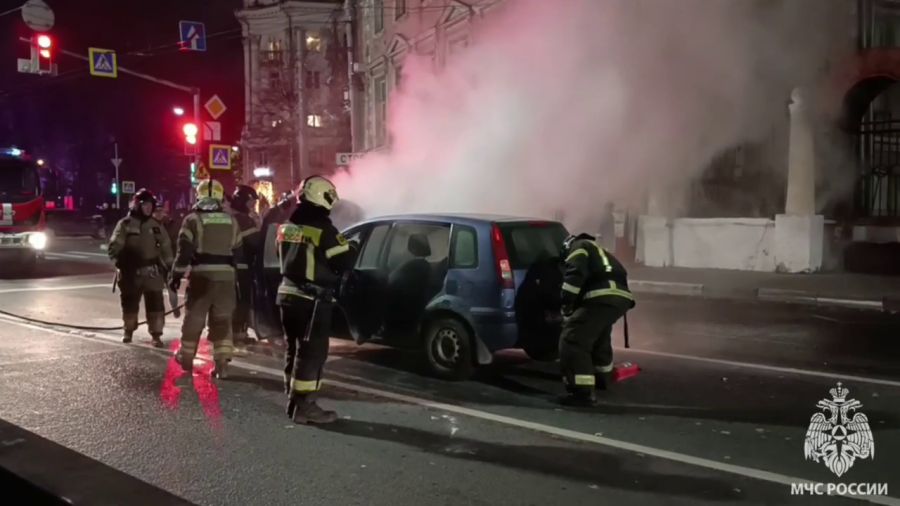 В центре Ярославля прямо на дороге загорелся автомобиль