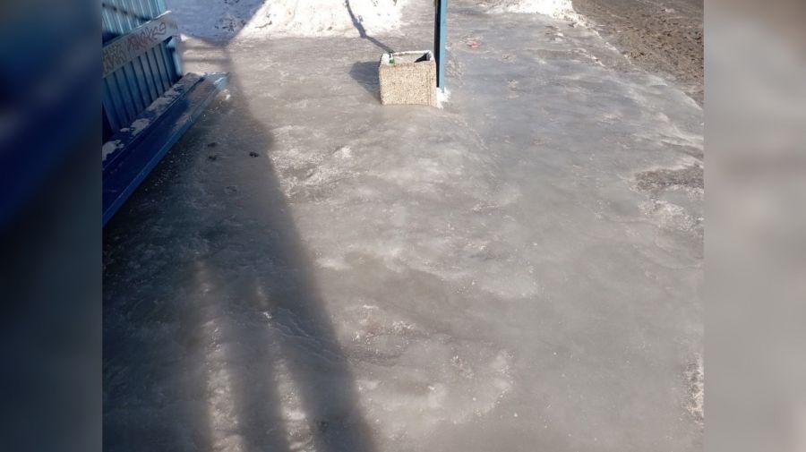 Ярославцы пожаловались на покрывшуюся льдом остановку возле школы