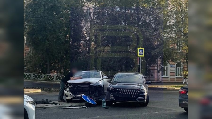 В центре Ярославля столкнулись две иномарки