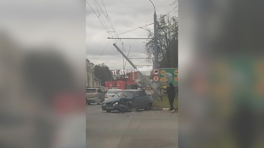 В Ярославле на Московском проспекте столкнулись троллейбус и легковушка