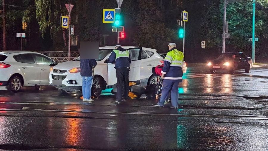 На «Пятерке» в Ярославле в ДТП пострадал мотоциклист