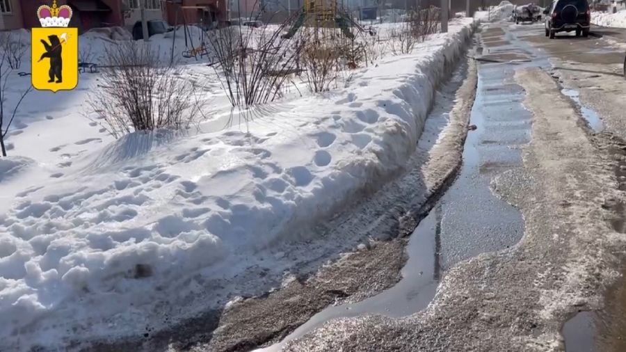 УК в Дзержинском районе Ярославля грозит штраф в 300 тысяч рублей за снег и наледь на тротуарах