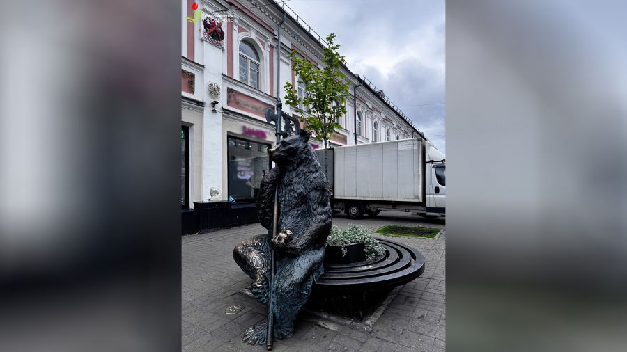 Медведю с секирой на улице Кирова в Ярославле вернули дерево