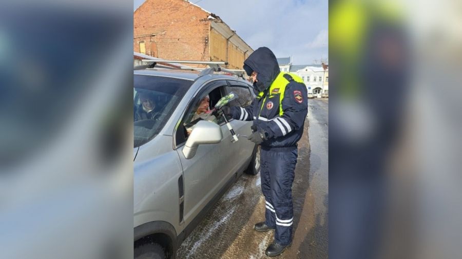 В Ярославской области продолжается акция «Цветы для автоледи»