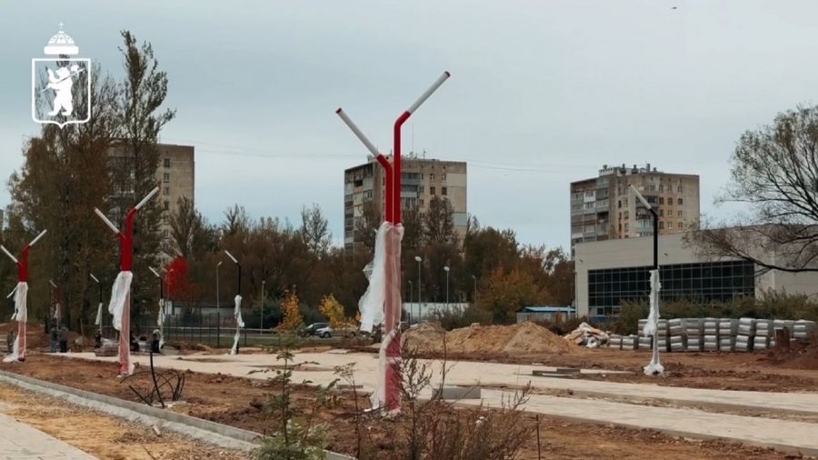 На аллее имени Ивана Ткаченко в Ярославле установили фонари в виде хоккейной клюшки
