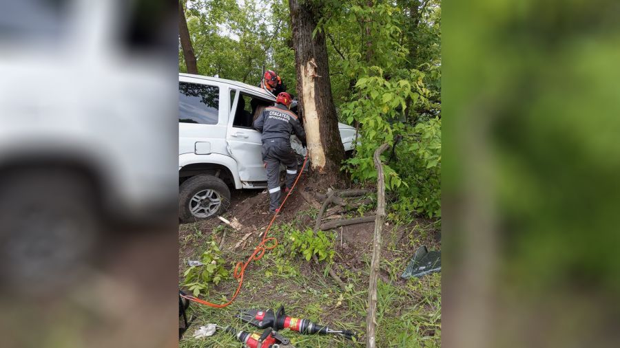 В Ярославле спасатели помогли женщине выбраться из попавшего в ДТП автомобиля