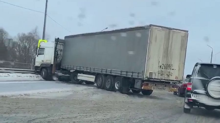 На Суринском мосту в Ярославле образовалась огромная пробка из-за аварии с фурой