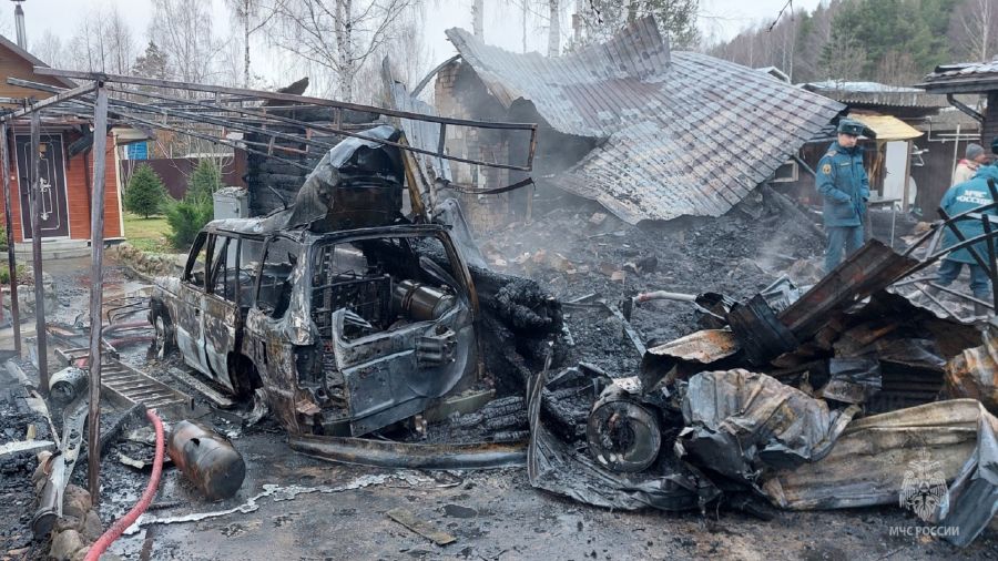 Пожар на частном участке под Ярославлем уничтожил дом и машину