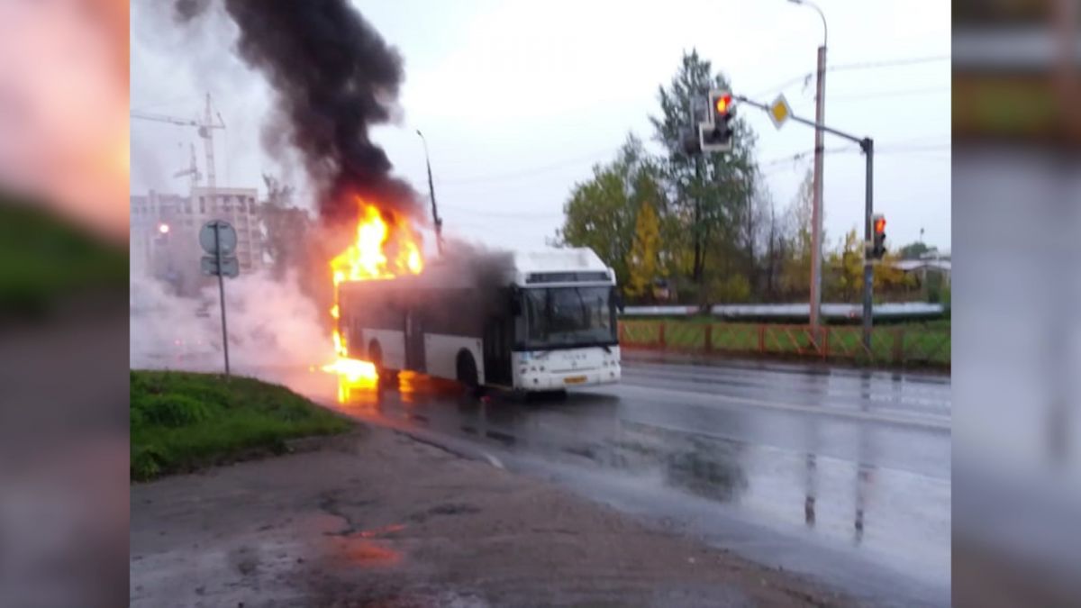 В Ярославле сгорел пассажирский автобус: ЧП прокомментировали в мэрии  города - Вести Ярославль