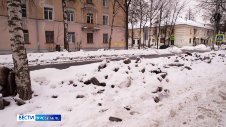 Ярославцы жалуются на горы грязного снега на городских улицах