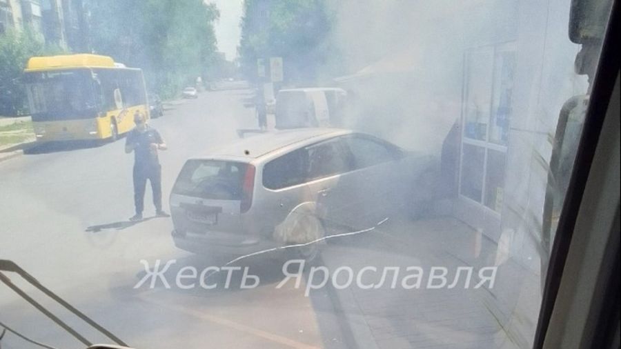 В Ярославле иномарка врезалась в ларек на остановке «Большие Полянки»