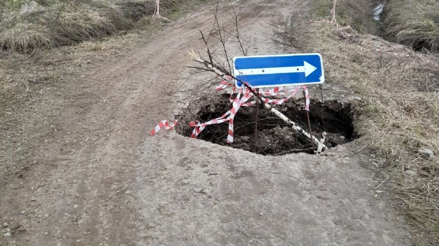 На дороге в Рыбинском районе образовался провал