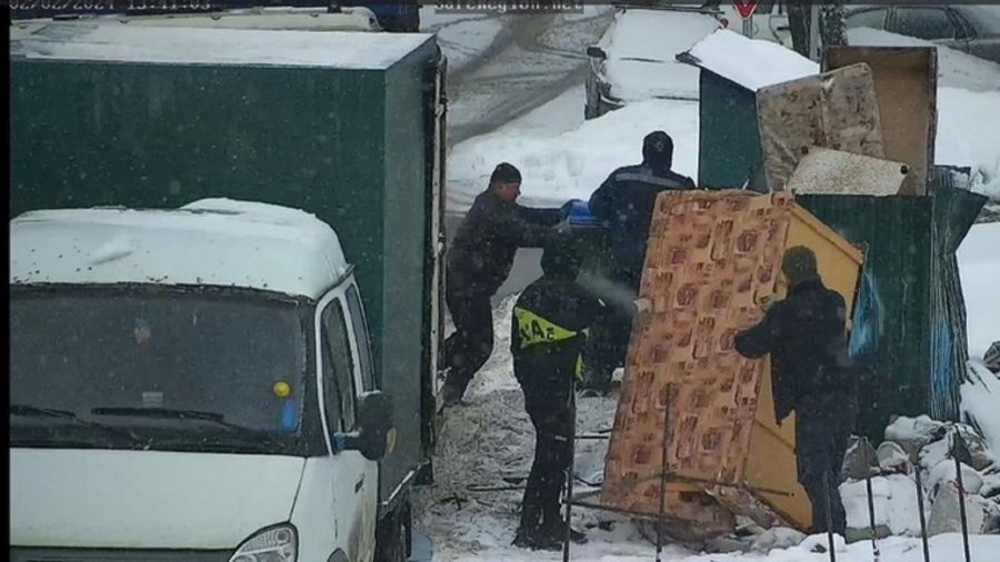 В Ярославской области ищут нарушителей, выбросивших диван и ванну в неположенном месте