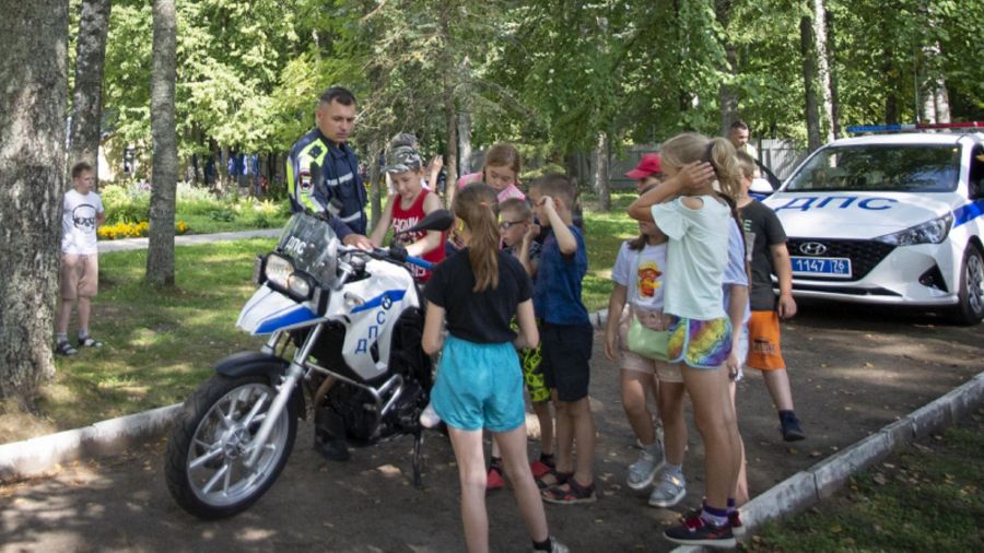 В День физкультурника в Рыбинске для ребят из ДОЛ провели «Зарядку со стражем порядка»