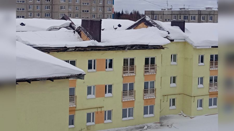 В Рыбинске под тяжестью снега обрушилась крыша трехэтажного дома