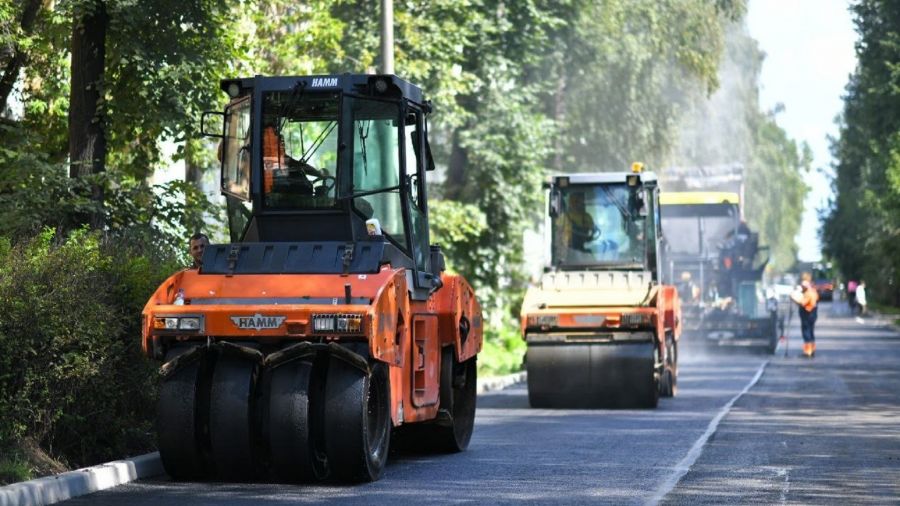 На улице Рыбинской в Ярославле начали укладывать асфальт