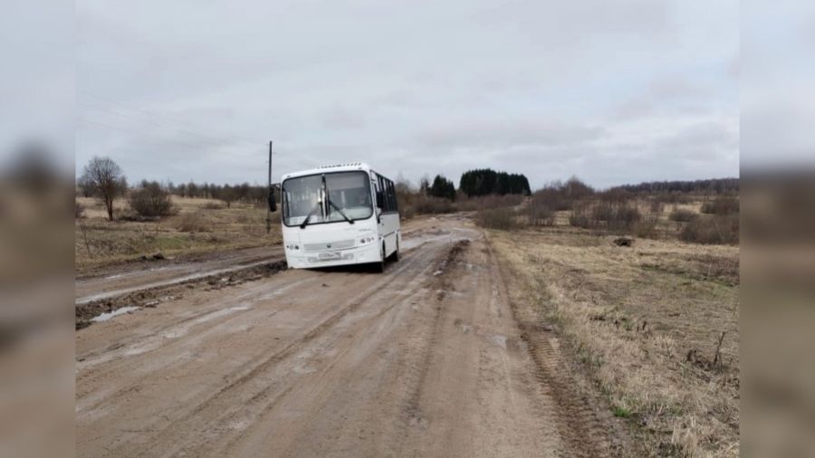 До места назначения не добрался: рейсовый автобус под Переславлем застрял в грязи