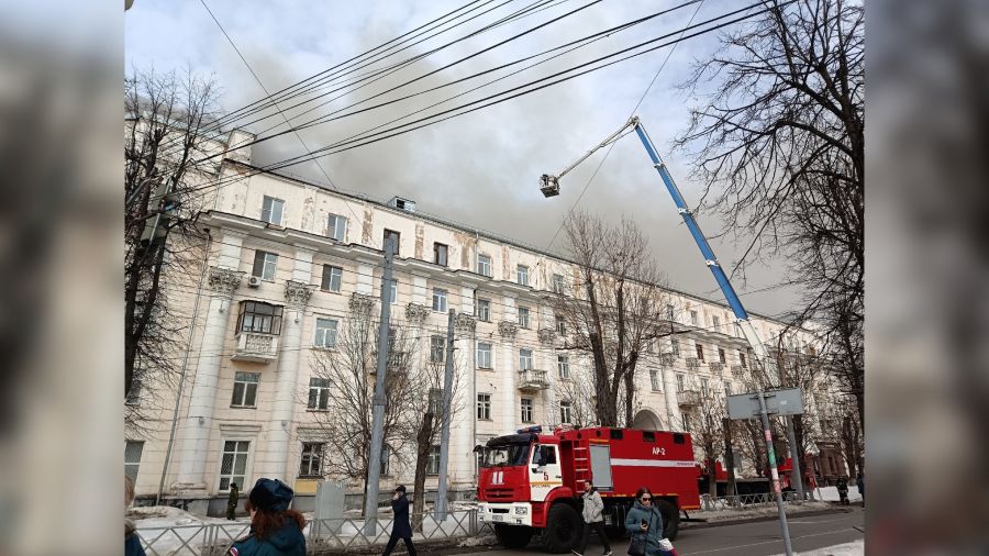 В Ярославле на проспекте Ленина горит историческое здание, людей эвакуируют