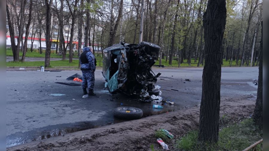 В Угличе водитель иномарки протаранил забор и дерево, есть пострадавшие