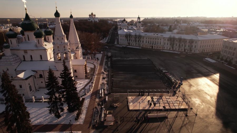 В центре Ярославля начали устанавливать новогоднюю ель