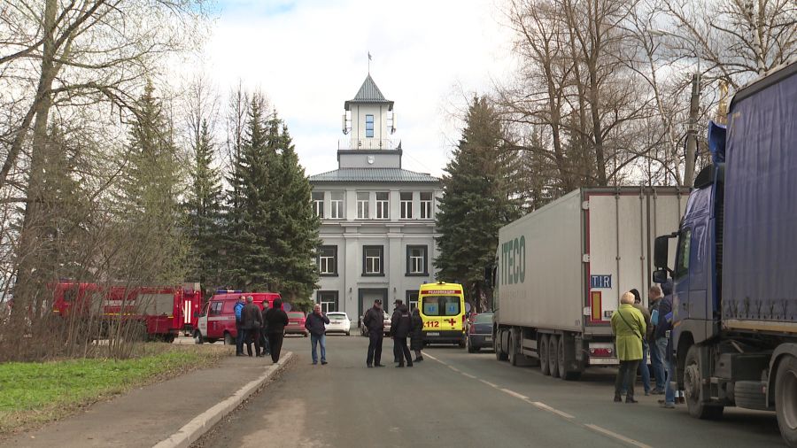 Машины МЧС, Росгвардии и &laquo;скорой&raquo;: в Ярославле выясняются причины эвакуации в районе Речного порта