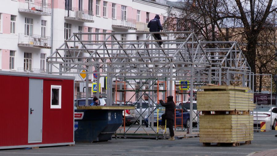 На Советской площади в Ярославле начали монтаж открытого катка