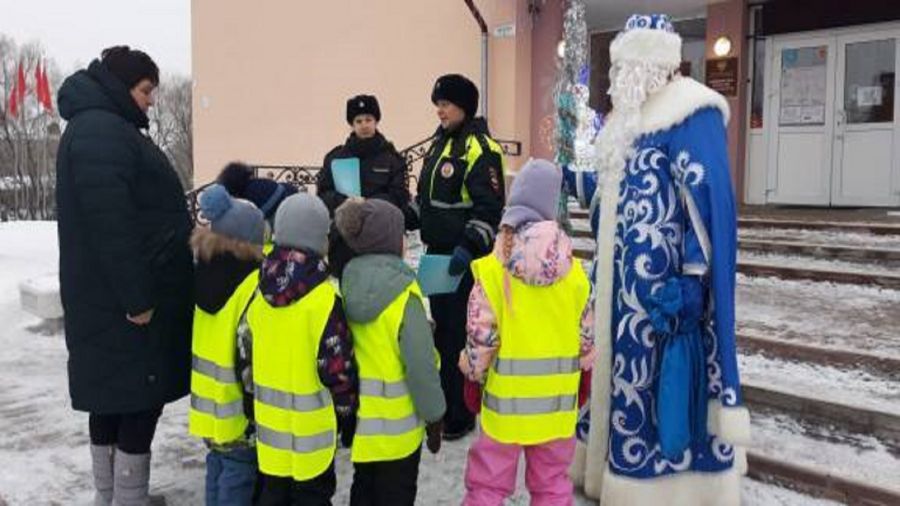 Дед Мороз-полицейский поздравил детей в Рыбинске и Мышкинском районе