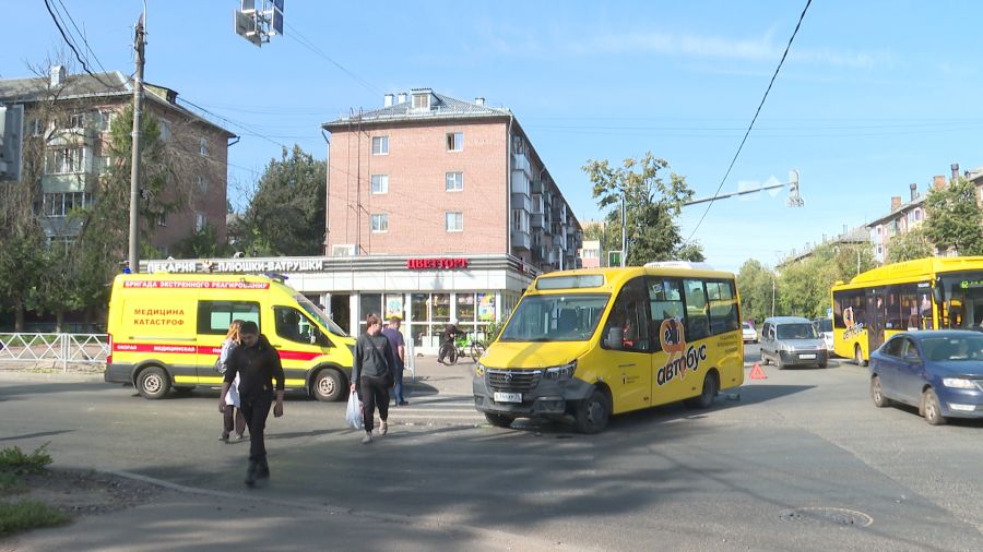 В Ярославле в утреннем ДТП с автобусом пострадали две женщины