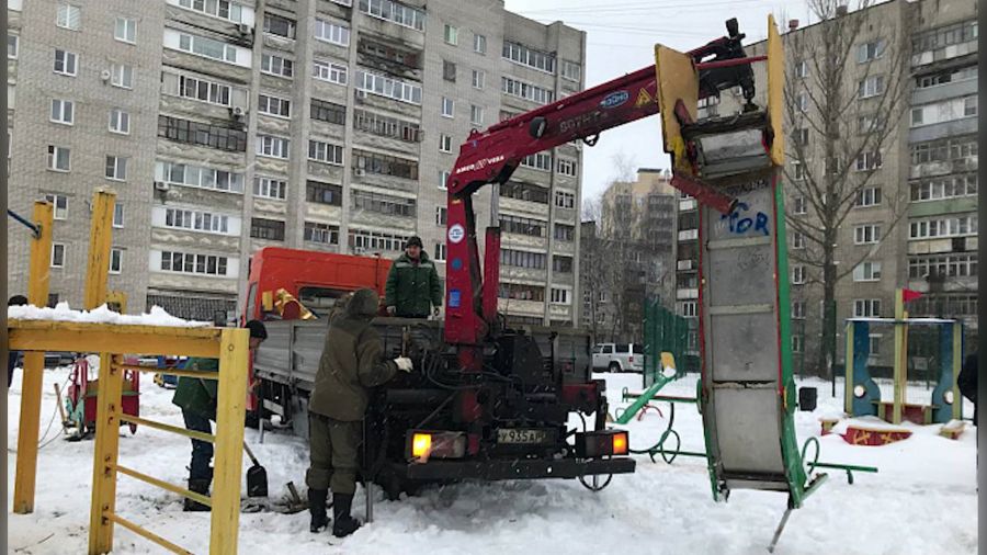 В Ярославле сотрудники Горзеленхозстроя демонтируют детские городки