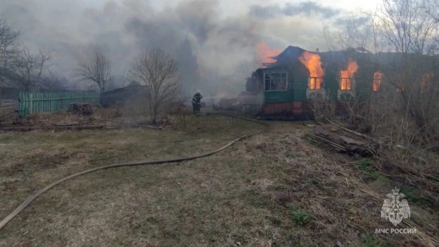 В Ростовском округе из-за пала травы сгорели четыре дома