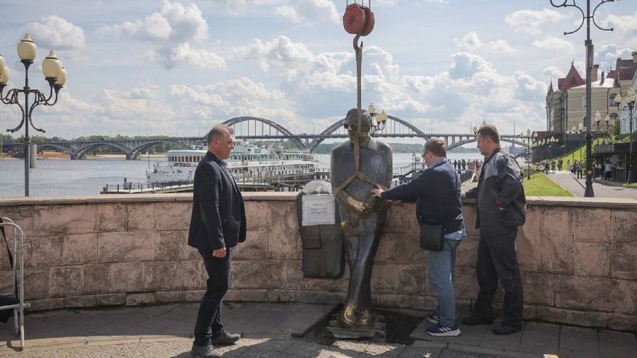 В Рыбинске памятник Льву Ошанину вернулся на привычное место