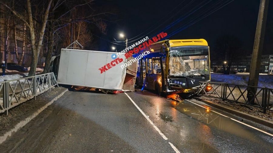 В Ярославле произошло ДТП с участием автобуса и грузовика