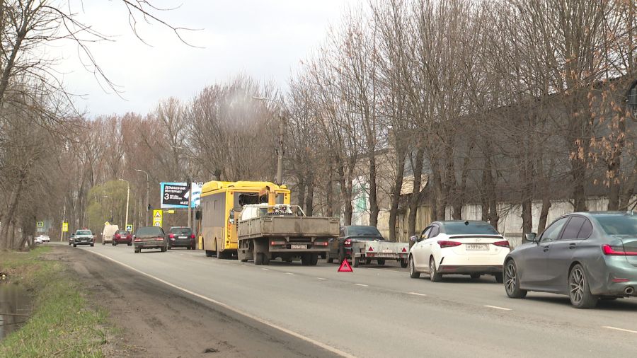В Ярославле водитель грузовика краном разбил стекло автобуса