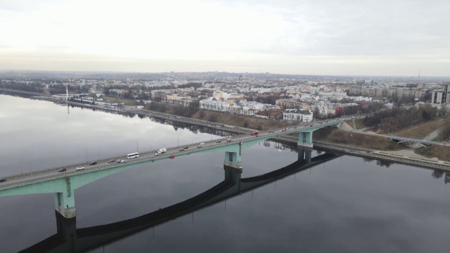 Октябрьский мост в Ярославле встал в пробку из-за массового ДТП