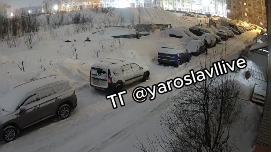 Жители Дзержинского района Ярославля сообщают о взломщике автомобилей