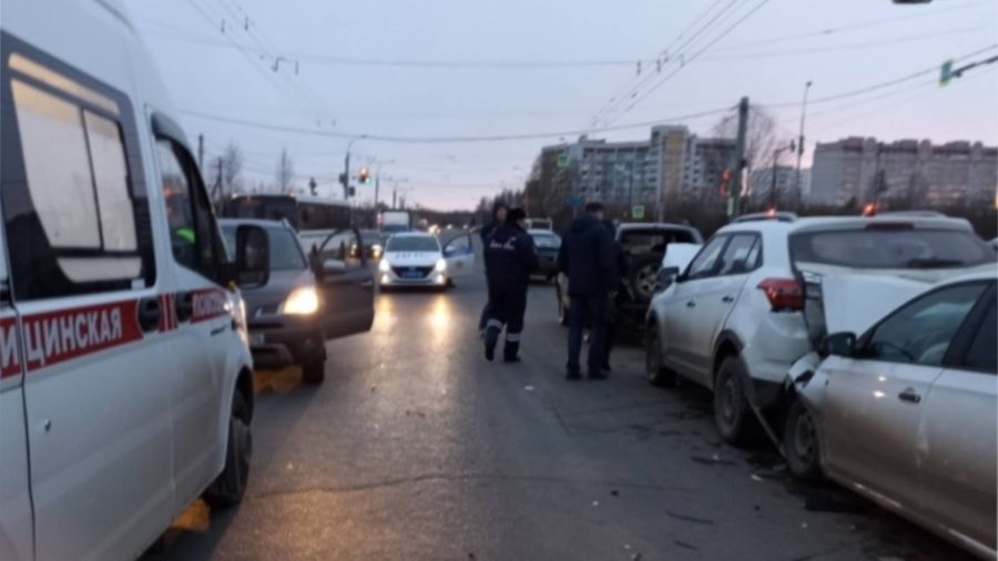 В Ярославской области в массовом ДТП пострадали три ребенка и двое взрослых