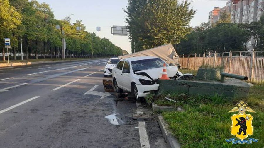 В Ярославле водитель иномарки не справился с управлением и врезался в бетонное препятствие