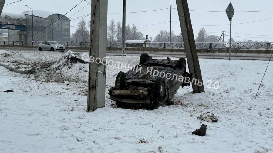 Под Ярославлем иномарка вылетела с дороги и перевернулась