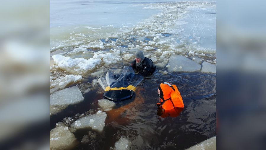 Четыре рыбака на снегоходе провалились под лед на Рыбинском водохранилище